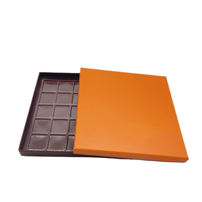 プラスチック内部のオレンジ クラフト紙箱25のPCを包む贅沢なチョコレート