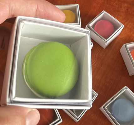 食品包装用のカスタム印刷と透明なデザインのエコフレンドリーなマカロンのプラスチックトレイ